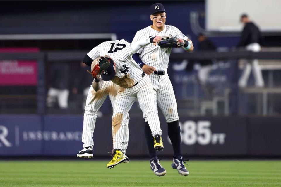 洋基外野手賈吉(右)與隊友慶祝勝利。（美聯社資料照）