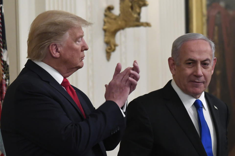 El presidente estadounidense Donald Trump (izquierda) escucha al primer ministro israelí Benjamin Netanyahu durante un evento en la Casa Blanca, Washington, el martes 28 de enero de 2020. (AP Foto/Susan Walsh)