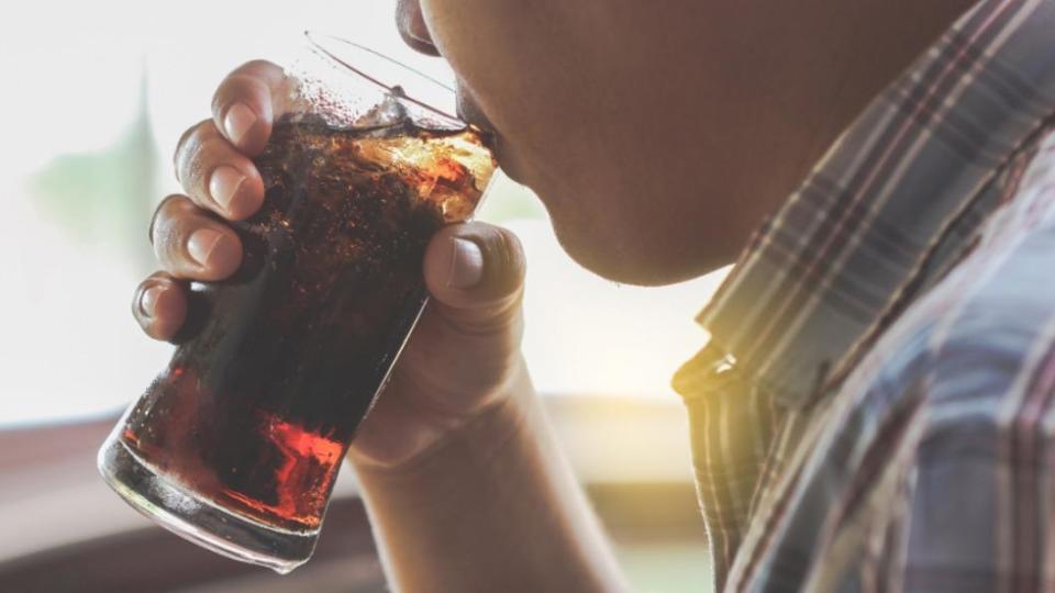 天氣變熱不少人會攝取冰飲消暑。（示意圖／shutterstock達志影像）