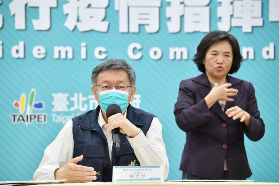 台北市長柯文哲1日下午說明疫情時指出，台北市12例本土案例分布8個行政區，其中內湖3例、松山與文山各2例及中山、士林、北投、大安及萬華各1例。 （北市府提供）