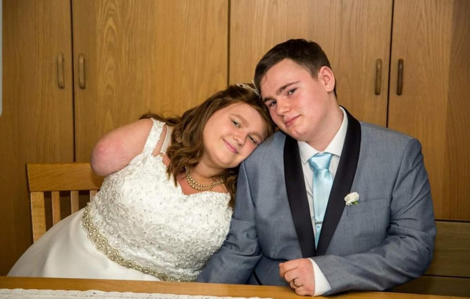 Shannon Lynch on her wedding day to Ashley just months before her terminal cancer is expected to end her life. [Photo: SWNS]