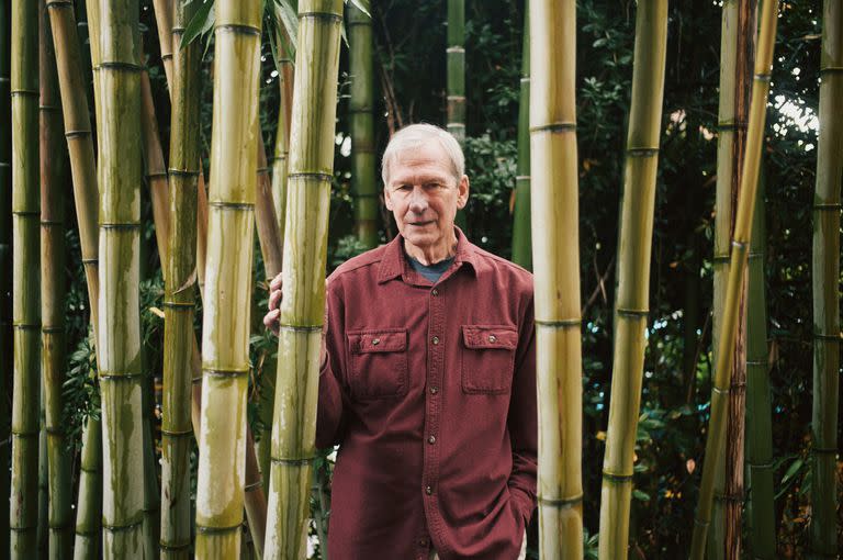 Les Knight, en su casa en Portland, Oregón