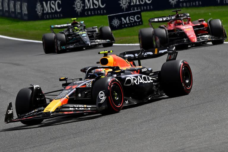 Como en esta imagen, en 2022 Red Bull fue escoltado por Ferrari y Mercedes, y resultó el equipo que más facturó: 480.500.000 dólares; sin embargo, el conjunto alemán lo superaría en 2023, y sin siquiera ser campeón.