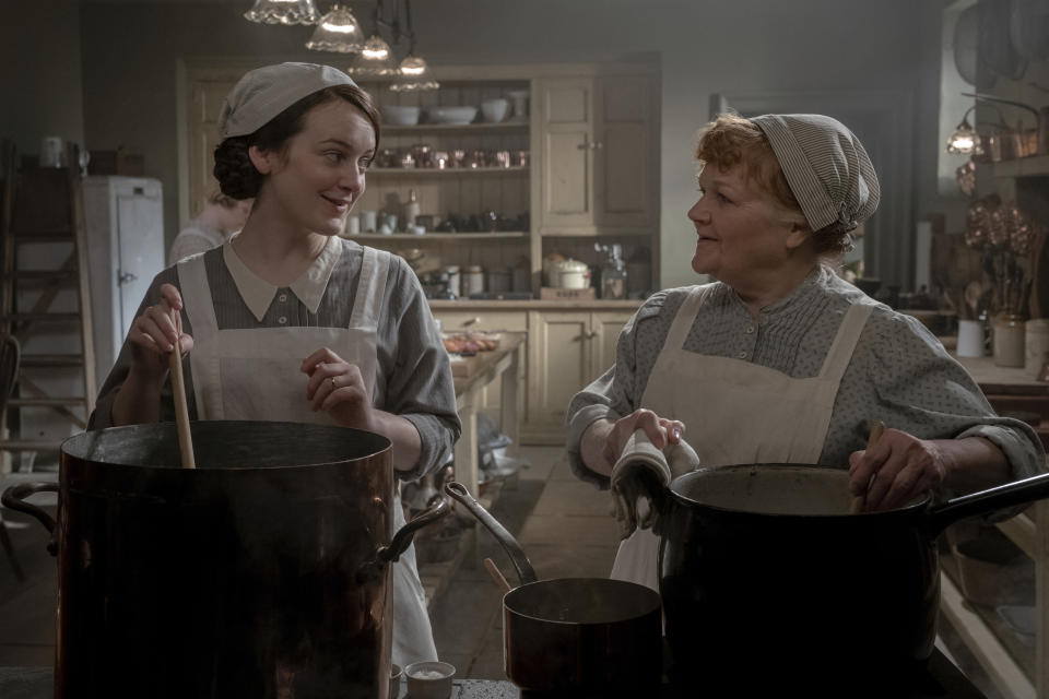 En esta imagen difundida por Focus Features, Sophie McShera, izquierda, y Lesley Nicol en una escena de "Downton Abbey: A New Era". (Ben Blackall/Focus Features vía AP)