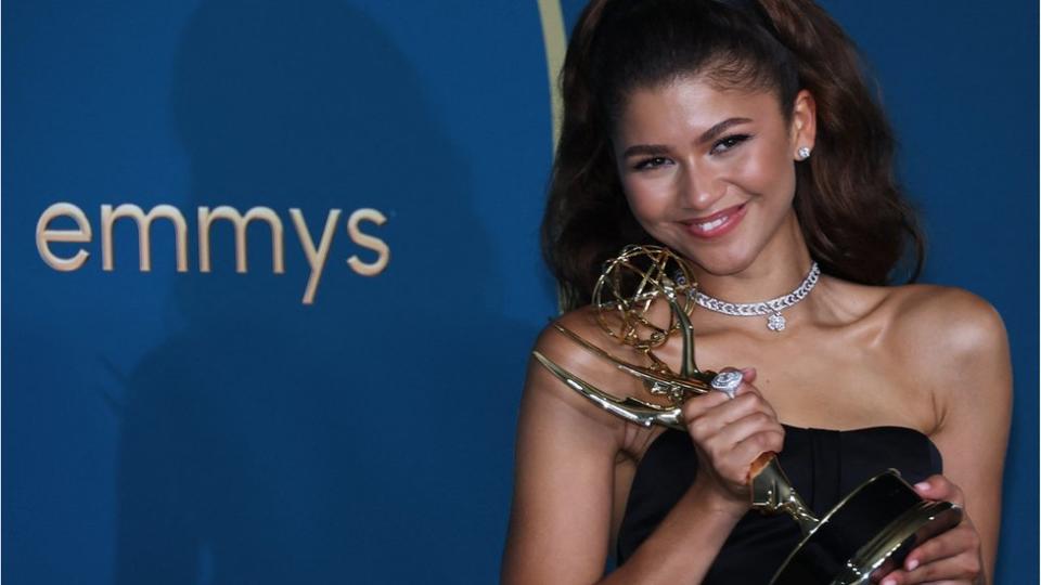 Zendaya con el Emmy que ganó en la noche del lunes.