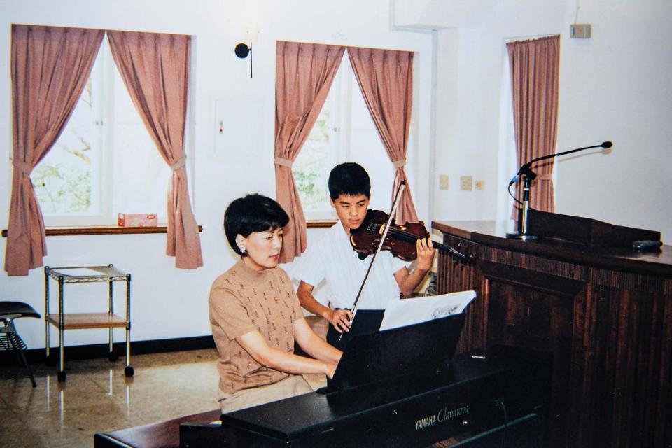 過去李以敏常去教會演奏鋼琴，圖為她替正在學音樂的孩子伴奏。（李以敏提供）
