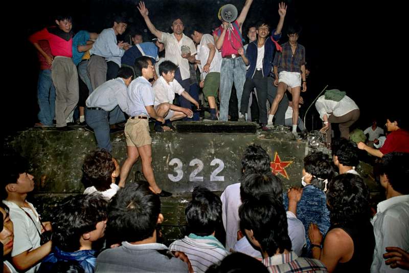 六四30周年：1989年6月4日凌晨，示威群眾爬上軍方坦克（AP）