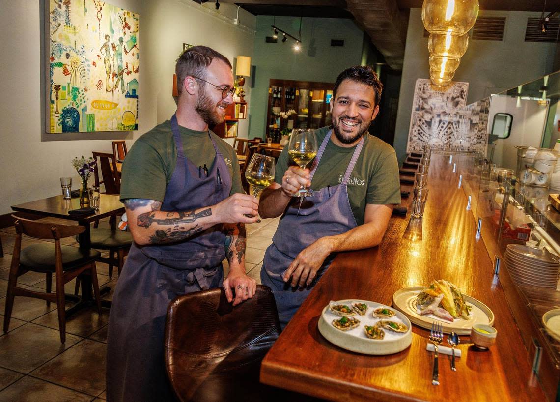 Evan Burgess and Osmel Gonzalez, the chefs for the first Paradise Farms new dinner series, at their restaurant EntreNos in Miami Shores Pedro Portal/pportal@miamiherald.com