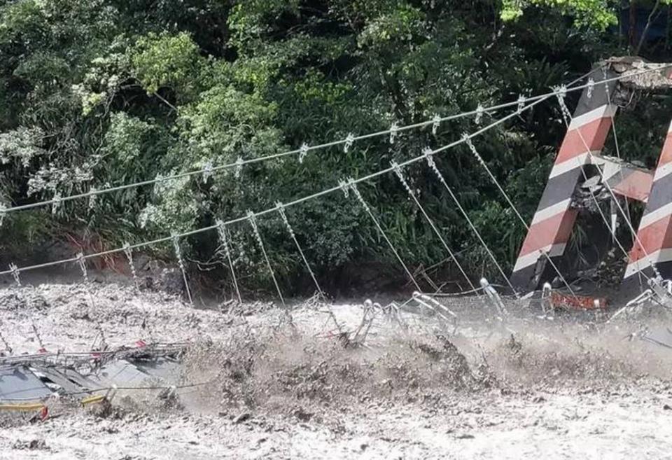 仁愛鄉廬山情人吊橋因塔羅灣溪暴漲慘遭沖毀，昨日水勢仍湍急不斷沖擊橋面。（記者陳金龍翻攝）