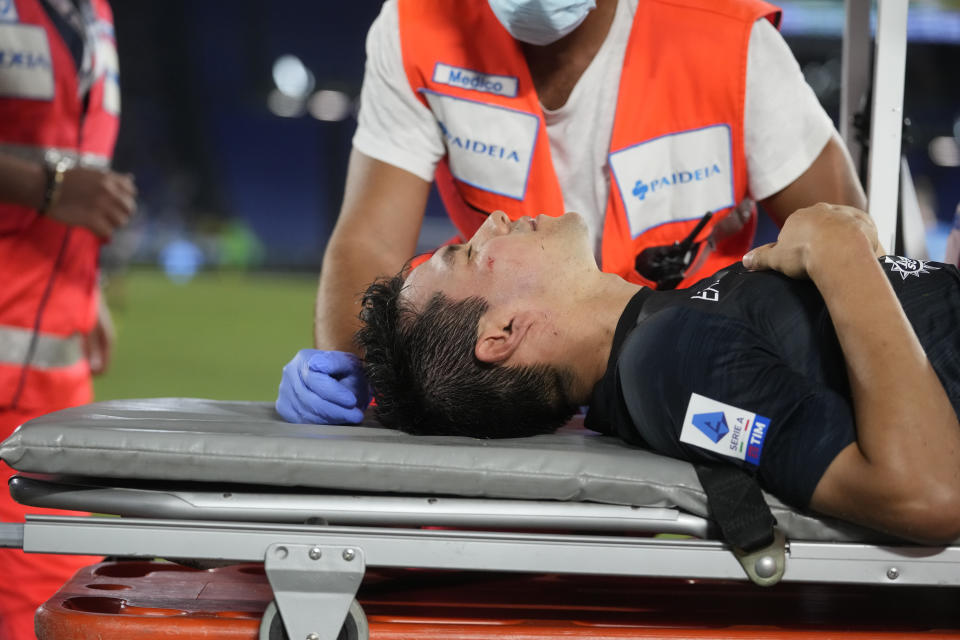 El mexicano Hirving Lozano, del Napoli, es retirado en camilla tras sufrir un golpe en la cabeza durante el partido ante Lazio, el sábado 3 de septiembre de 2022 (AP Foto/Andrew Medichini)