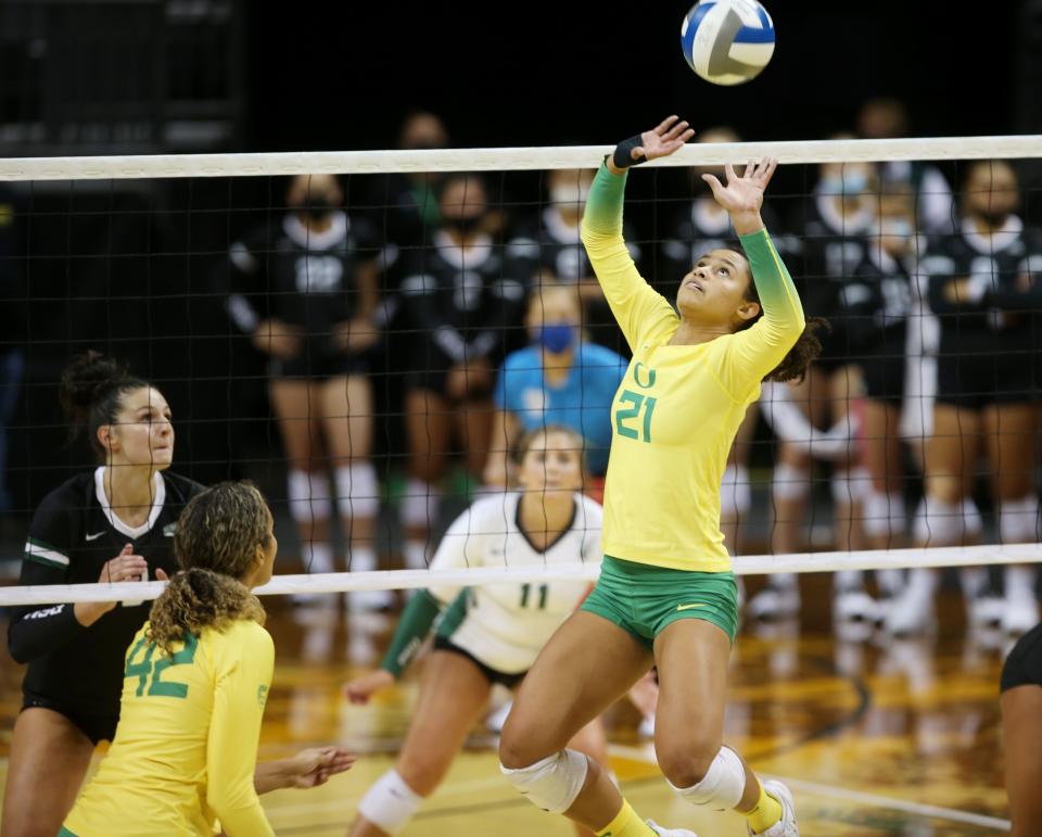 Oregon's Kylie Robinson sets the ball for the Ducks during their match against Portland State at the Oregon Invitational.