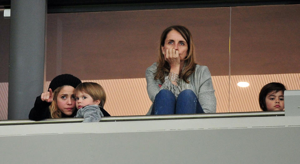 Shakira (izquierda), con sus hijos Milan Pique (derecha) y Sasha Pique con la mamá de Gerard Piqué Montserrat Bernabeu en la Copa del Rey en Madrid, España  (Photo by Europa Press/Europa Press via Getty Images)