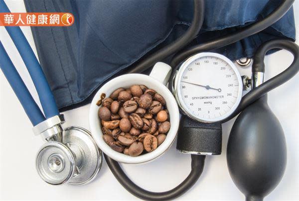 的確有研究發現，若民眾一天喝適量咖啡（1.5-2杯），3小時以後，的確能能使血壓增加，8/6mmHg（收縮壓／舒張壓數值）的數值。但這實驗也發現，對於每天喝咖啡身體可能已經產生耐受性的人，並沒有增加血壓的效果。