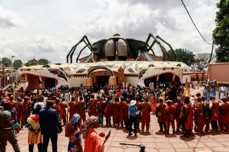 Des gens attendent la cérémonie d'inauguration du musée des Rois Bamouns à Foumban, au Cameroun, le 13 avril 2024 (Daniel Beloumou Olomo)