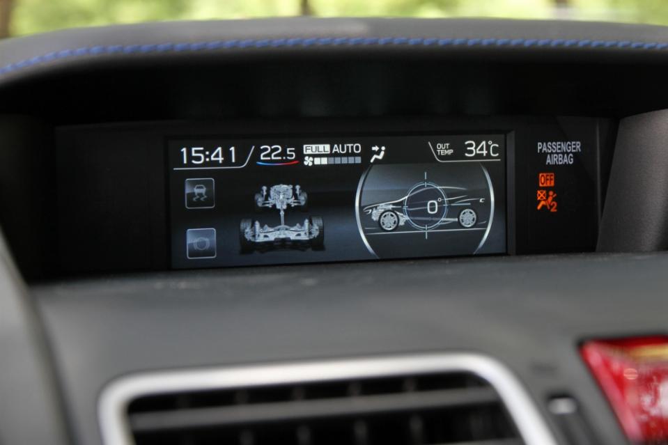 上方螢幕也升級成與新XV/Impreza相同的5.9吋MFD行車資訊幕，同樣提供相當多的行車資訊，包含四驅狀態、傾斜角度、平均油耗、可行駛里程，就連攸關性能的油門深度、增壓值與油溫都一併俱全