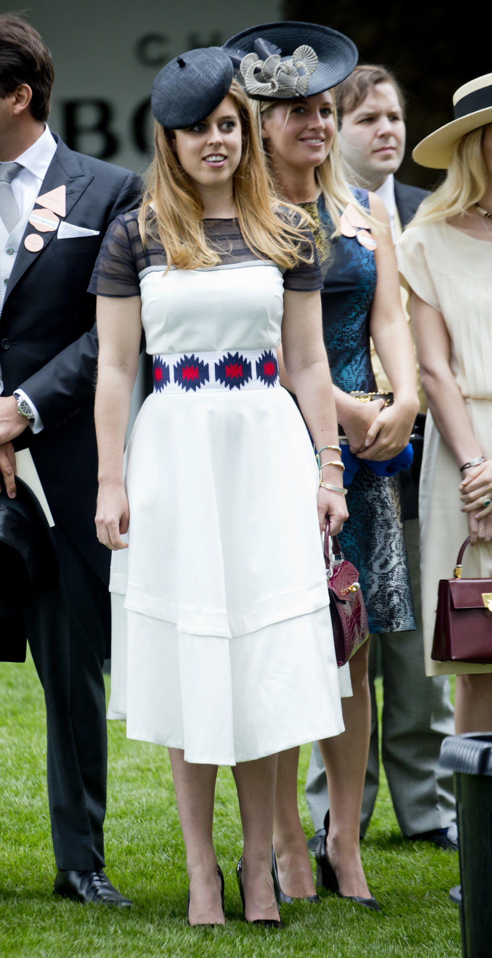 <p>Prinzessin Beatrice trug am fünften Tag von Ascot 2017 ein stylisches, cremefarbenes Kleid von Amanda Wakeley und einen schlichten Hut. <em>[Bild: Getty]</em> </p>