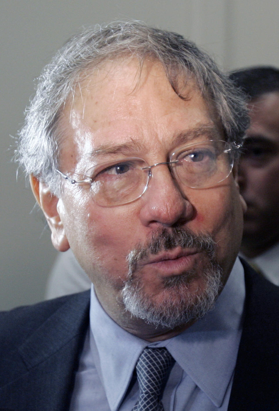 FILE -Miami-Dade state attorney Michael Von Zamft talks to reporters outside the Miami-Dade County courtroom in Miami, Monday, June 15, 2009. Michael Von Zamft, a veteran prosecutor in Miami has resigned after a judge found that state investigators manipulated witnesses, including possibly providing conjugal visits to jailhouse informants in exchange for their testimony, in a high-profile death penalty case against a notorious gang leader, Friday, March 8, 2024. (AP Photo/Alan Diaz, File)