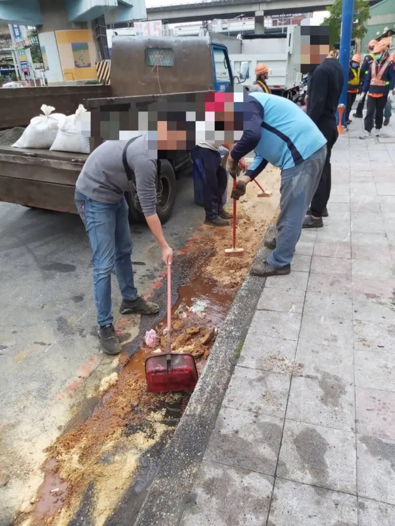 ▲蘆洲貨車翻覆，載運的柴油漏了滿地。（圖／翻攝畫面）