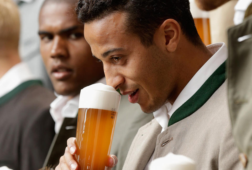 Weißbier-Shooting beim FC Bayern: Fußballstars posieren in Lederhosen