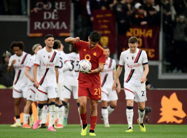 El delantero argentino de la Roma Paulo Dybala se lamenta después del segundo gol del Bolonia el 22 de abril de 2024 en el estadio Olímpico de Roma (Filippo MONTEFORTE)