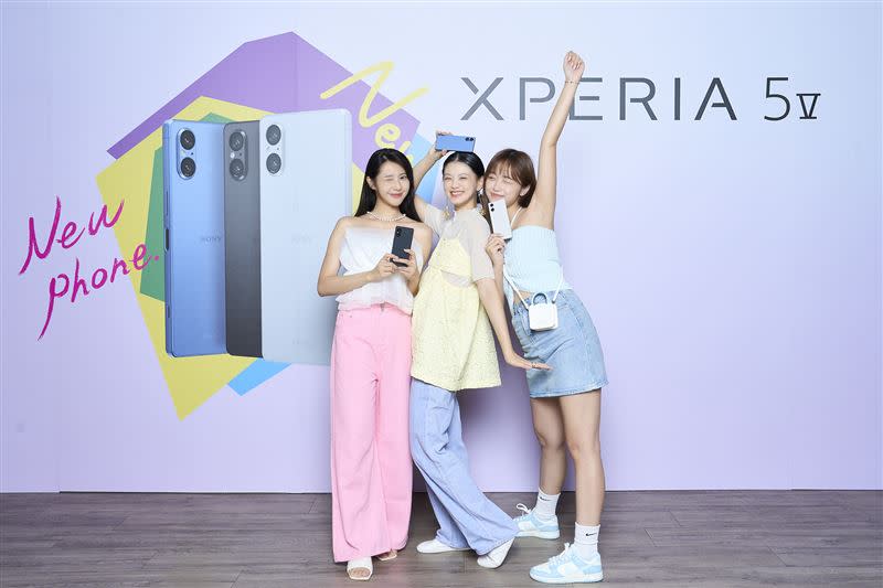 Xperia 5 V推出哇酷藍、哇酷白及哇酷黑三色。