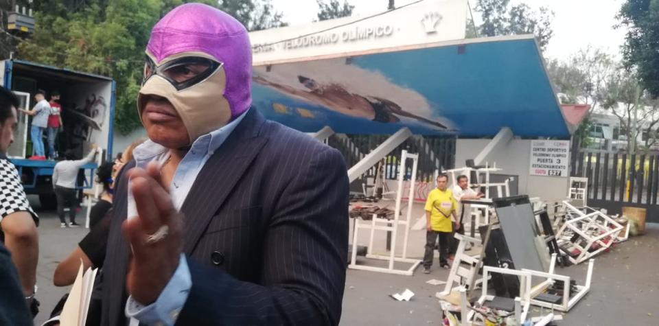 El luchador Fantasma reclama el embargo de aparatos y el cierre del Phantom Gym, ordenado por la Alcaldía de Venustiano Carranza. / Foto: Twitter @NoticiasVenust1