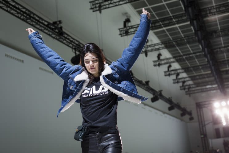 Kendall Jenner practicing her runway walk in her street clothes. (Photo: Getty Images)