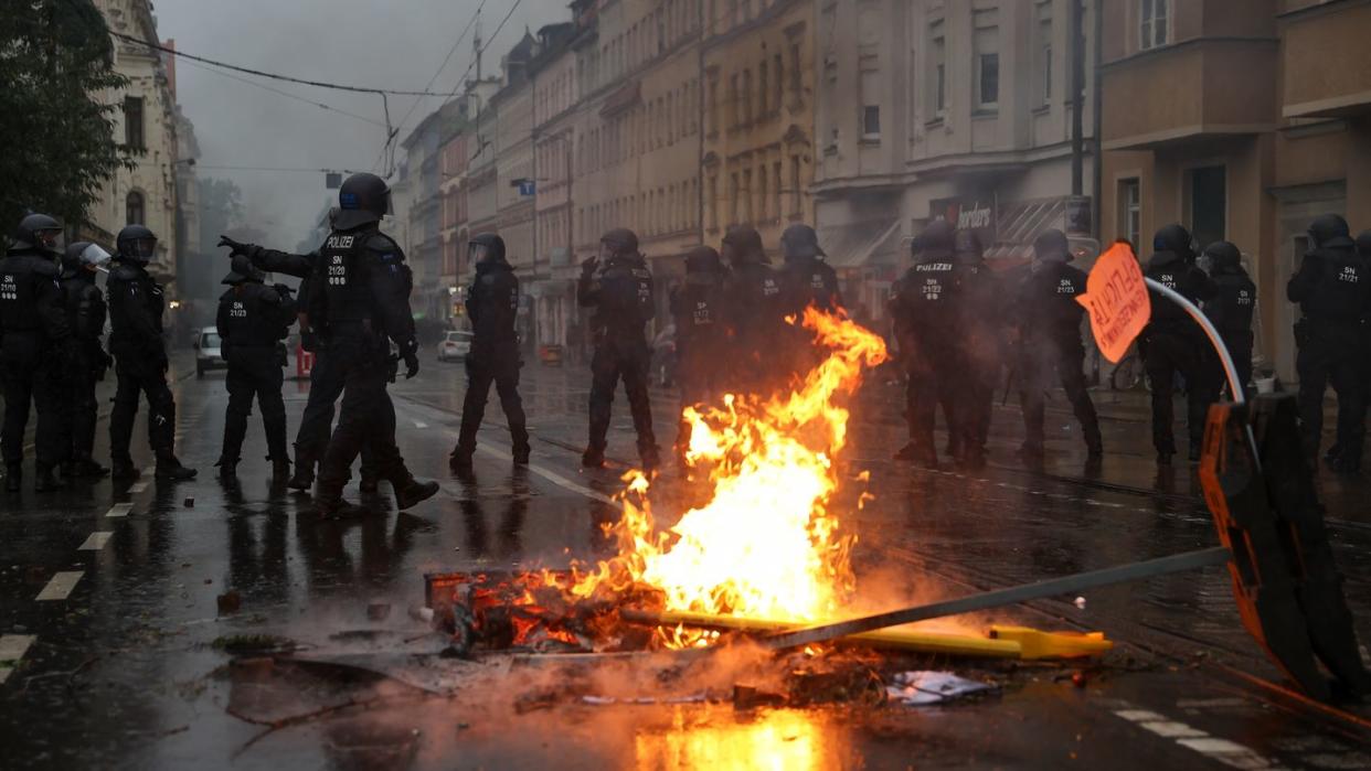 Polizisten sichern die Wolfgang-Heinze-Straße nach Ausschreitungen kam.