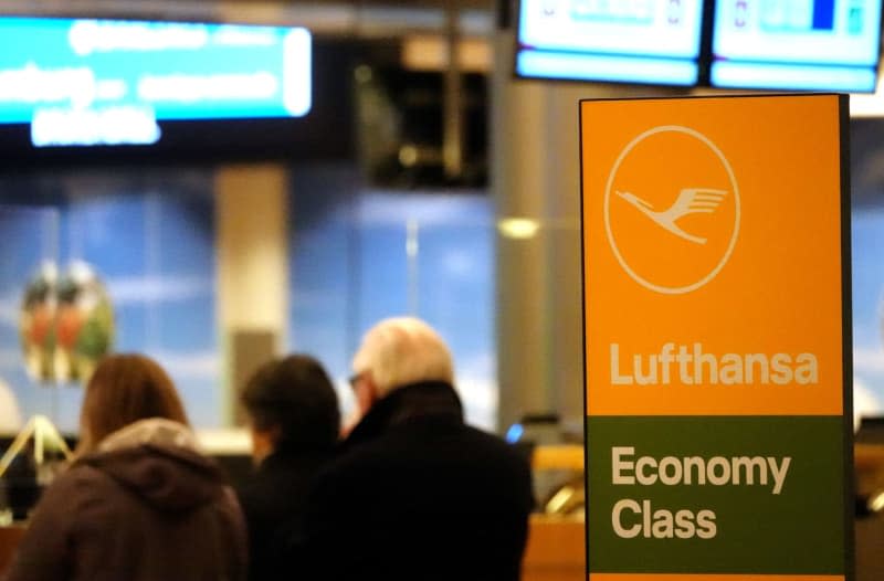 Travelers stand at a Lufthansa check-in counter in Terminal 2 of the Hamburg Airport. A strike by Lufthansa ground staff has begun at several German airports, a spokesman for the Verdi trade union in Frankfurt confirmed on Wednesday morning. Rabea Gruber/dpa