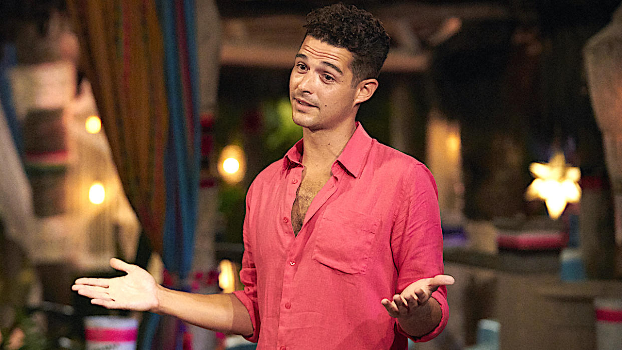  Wells Adams hosts Bachelor in Paradise. 