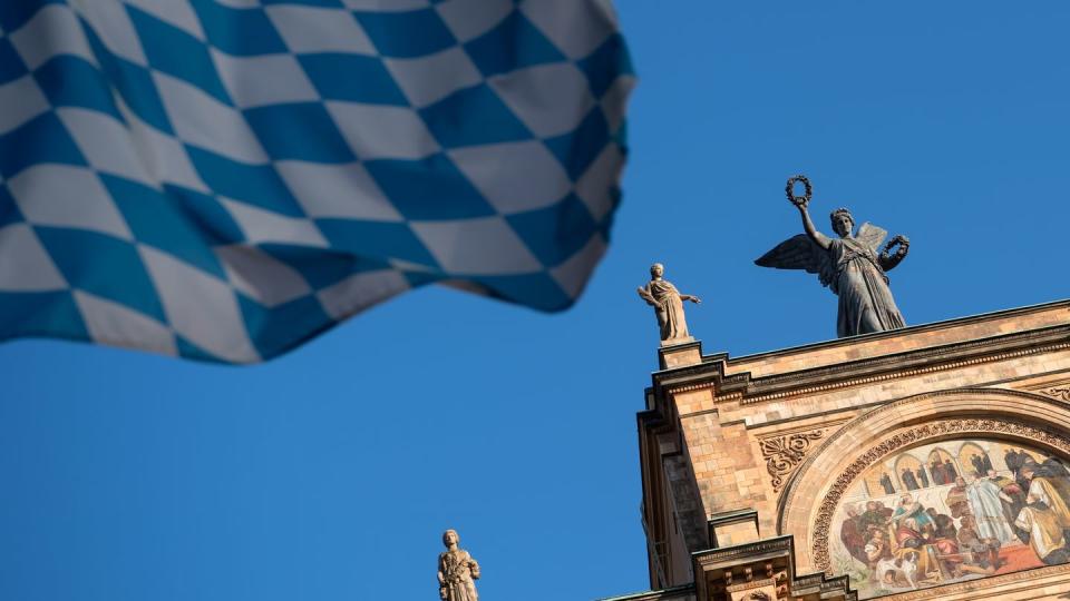 Der neue bayerische Landtag wird noch vor seiner ersten Sitzung von einem Skandal erschüttert: Der festgenommene AfD-Politiker Halemba soll schnell einem Richter vorgeführt werden. (Bild: Sven Hoppe/dpa)