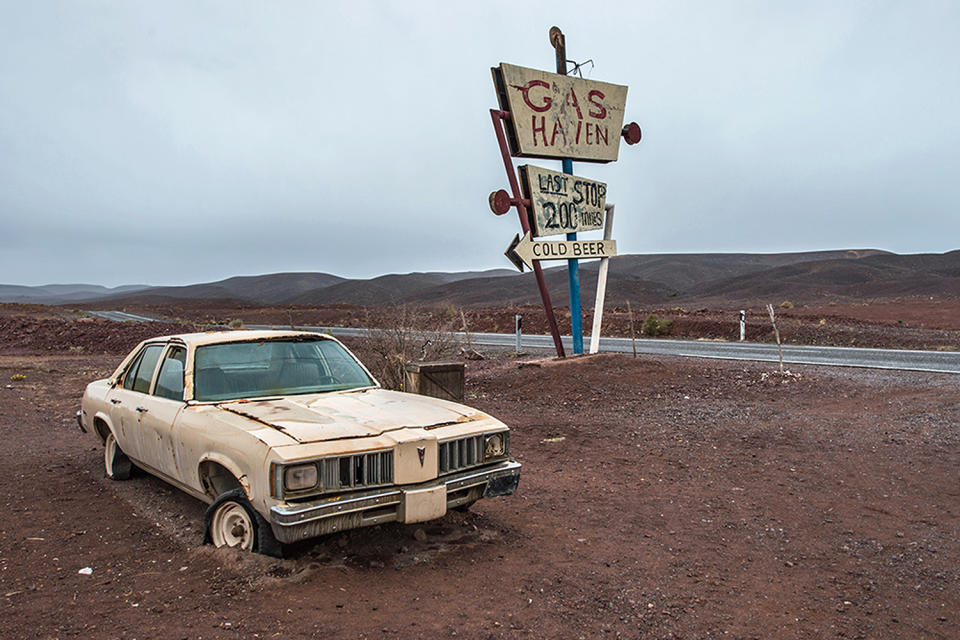 <p>Die Tankstelle aus dem Kultfilm „The Hills Have Eyes – Hügel der blutigen Augen“ steht noch immer verlassen mitten auf einer Autobahn in Marokko – immer wieder denken die Leute, dass es eine echte Tankstelle ist. Seit dem Drehende vor über einem Jahrzehnt blieb sie intakt und das Innere sieht gespenstisch aus: Die Waren, die nach dem Dreh hier zurückgelassen wurden, sind mit Staub bedeckt und draußen stehen verlassene Autos. (Bild: Bob Thissen/Caters News) </p>