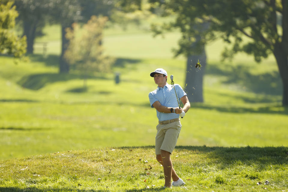 Austin Greaser watches his approach shot on hole four during the round of 32 of the 2023 U.S. Amateur at Cherry Hills C.C. in Cherry Hills Village, Colo. on Thursday, Aug. 17, 2023. (Chris Keane/USGA)