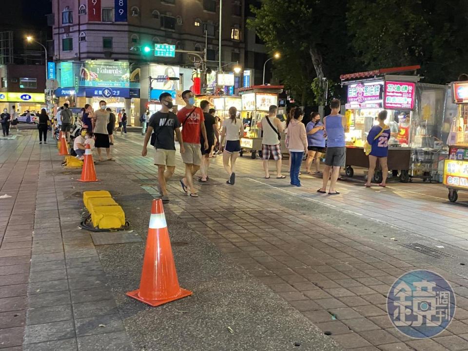 寧夏夜市復業第二天，現場不斷有民眾前來捧場消費。