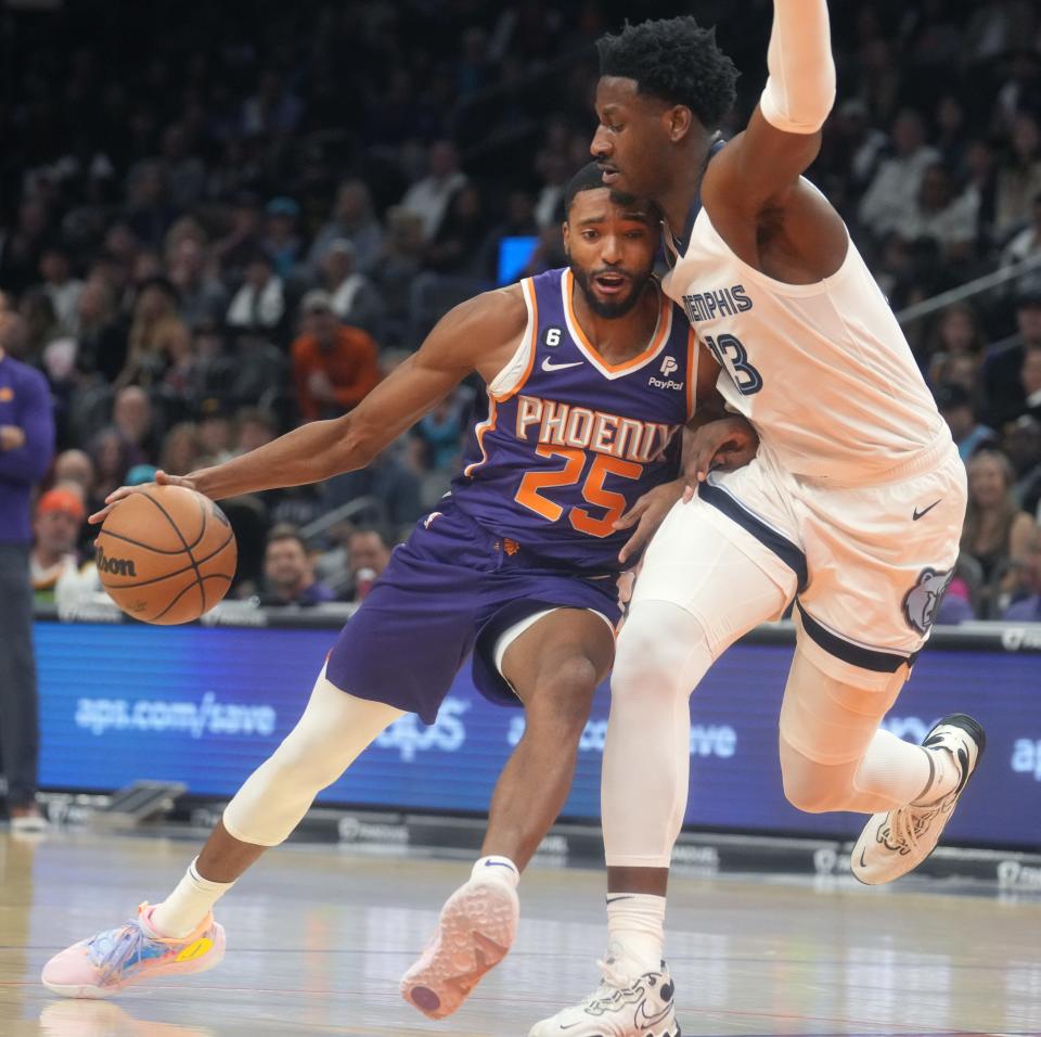 Phoenix Suns forward Mikal Bridges (25) drives past Memphis Grizzlies forward Jaren Jackson Jr. (13) at Footprint Center on Jan. 22, 2023.