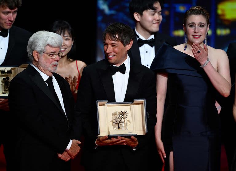 George Lucas, Sean Baker -ganador de la Palma de Oro de la edición 2024- y Greta Gerwig, presidenta del jurado de la 77° edición del Festival de Cannes, que cerró este sábado 25