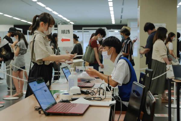 Contrario a lo que se afirma en redes, no prohibieron las vacunas contra COVID-19 en Japón, sólo dejarán de ser gratis para toda la población. 