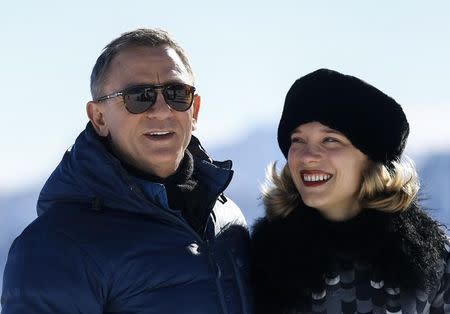 Actors Daniel Craig and Lea Seydoux (R) pose during a photocall to promote the new James Bond film "Spectre" at Gaislachkogel mountain in the Austrian ski resort of Soelden January 7, 2015. REUTERS/Dominic Ebenbichler