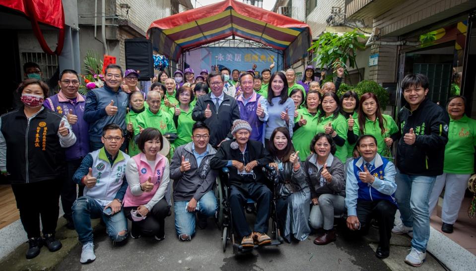 
桃園市95歲榮民劉永中（前中）捐出透天厝故居給桃園
市政府作為社區關懷據點，希望能為台灣做點事，桃園
市長鄭文燦（第2排左7）出席捐贈儀式。
中央社