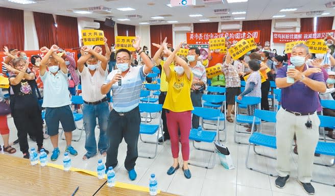 台南市政府動保處21日在學甲區公所舉行多功能教育園區前置規畫案說明會，上百位當地居民出席，有人拉起布條、手持標語還雙手高舉畫叉，高聲抗議反對園區進駐。（莊曜聰攝）