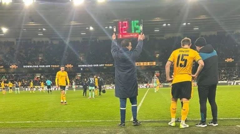 Ross Bennett (con el cartel del cambio) pasó de hincha a cuarto árbitro para dirigir un partido de la FA Cup