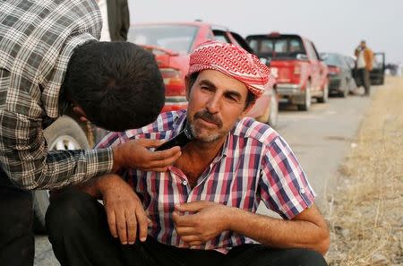 An internally displaced man has his beard trimmed near Hassan Sham, east of Mosul, Iraq October 25, 2016. REUTERS/Goran Tomasevic