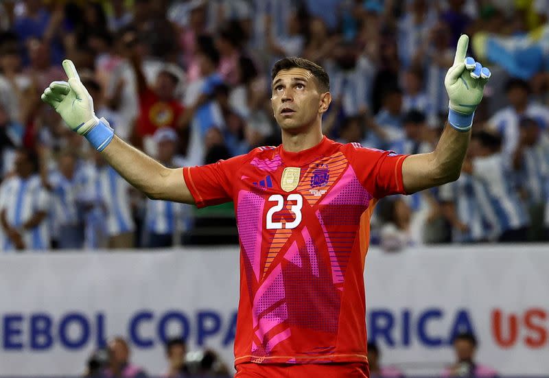 Foto del jueves del arquero de Argentina Emiliano Martinez durante la tanda de penales ante Ecuador