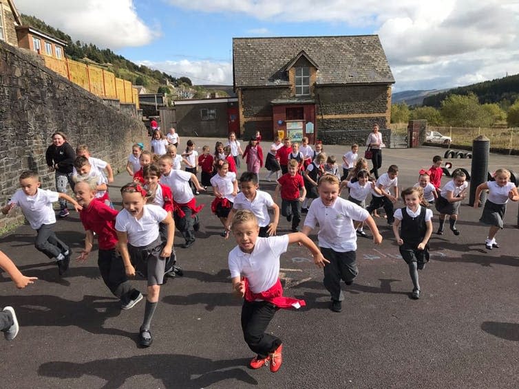 <span class="caption">The Daily Mile: making children fitter, healthier and more able to concentrate in the classroom.</span> <span class="attribution"><a class="link " href="https://www.facebook.com/thedailymile.uk/photos/a.634705280010769/1524633864351235/?type=3&theater" rel="nofollow noopener" target="_blank" data-ylk="slk:The Daily Mile;elm:context_link;itc:0;sec:content-canvas">The Daily Mile</a>, <a class="link " href="http://artlibre.org/licence/lal/en" rel="nofollow noopener" target="_blank" data-ylk="slk:FAL;elm:context_link;itc:0;sec:content-canvas">FAL</a></span>