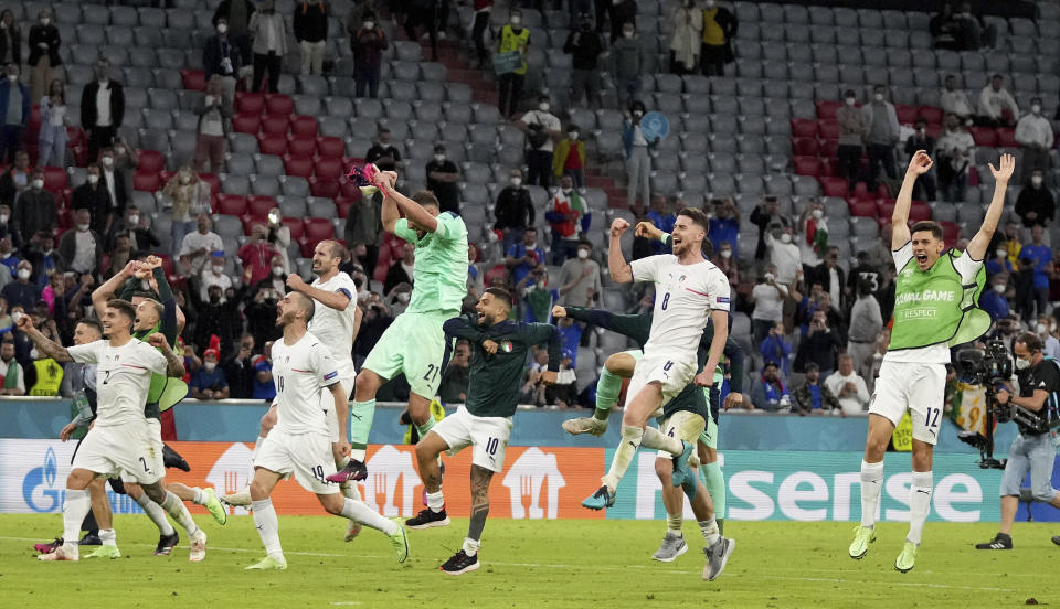 Los jugadores de Italia celebran la victoria 2-1 ante Bélgica en las semifinales de la Euro 2020, el viernes 2 de julio de 2021, en Múnich. (AP Foto/Matthias Schrader, Pool)