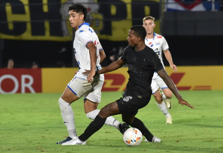 Corinthians y Medellín triunfan en terreno enemigo por la Copa Sudamericana. En la foto, Leandro Meza de Nacional de Paraguay y Caca de Corinthians luchan por el balón en duelo en Asunción, el 7 de mayo de 2024 (NORBERTO DUARTE)