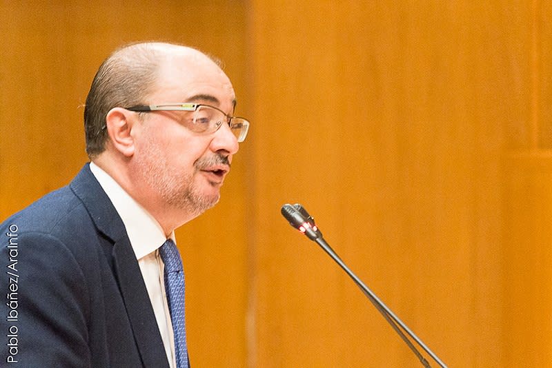 El presidente de la Comunidad Autónoma de Aragón Javier Lambán en pleno debate. (Imagen Creative Commons vista en Wikimedia, crédito Pablo Ibáñez).