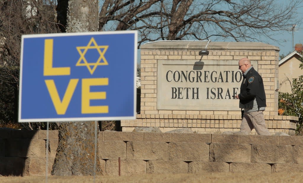 Law enforcement personnel at the Congregation Beth Israel Synagogue in Colleyville, Texas, 16 January 2022 (EPA)