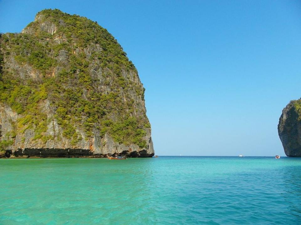 <p>El archipiélago de las islas Phi Phi, en Tailandia, se hizo muy popular después que en él se rodara la película ‘La playa’, protagonizada por Leonardo DiCaprio. Se convirtió en un destino turístico con más de 5.000 visitantes cada día, lo que empezó a dañar su ecosistema y sus playas. Por ello, en junio de 2018 se cerró indefinidamente el acceso al público para su recuperación. (Foto: <a rel="nofollow noopener" href="http://commons.wikimedia.org/wiki/File:Koh_Phi-Phi,_Maya_Bay,_2013_march_-_panoramio_(1).jpg" target="_blank" data-ylk="slk:Wikimedia Commons;elm:context_link;itc:0;sec:content-canvas" class="link ">Wikimedia Commons</a> / Roma Neus / <a rel="nofollow noopener" href="http://creativecommons.org/licenses/by/3.0/deed.en" target="_blank" data-ylk="slk:CC BY 3.0;elm:context_link;itc:0;sec:content-canvas" class="link ">CC BY 3.0</a>). </p>