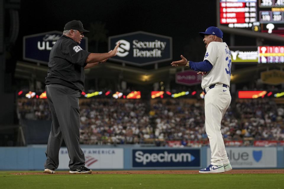 Manajer Los Angeles Dodgers Dave Roberts dikeluarkan pada inning keenam pertandingan bisbol melawan Philadelphia Phillies di Los Angeles, Rabu, 7 Agustus 2024. (Foto AP/Eric Thayer)